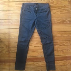 Low rise grey jeans with faux zipper pockets